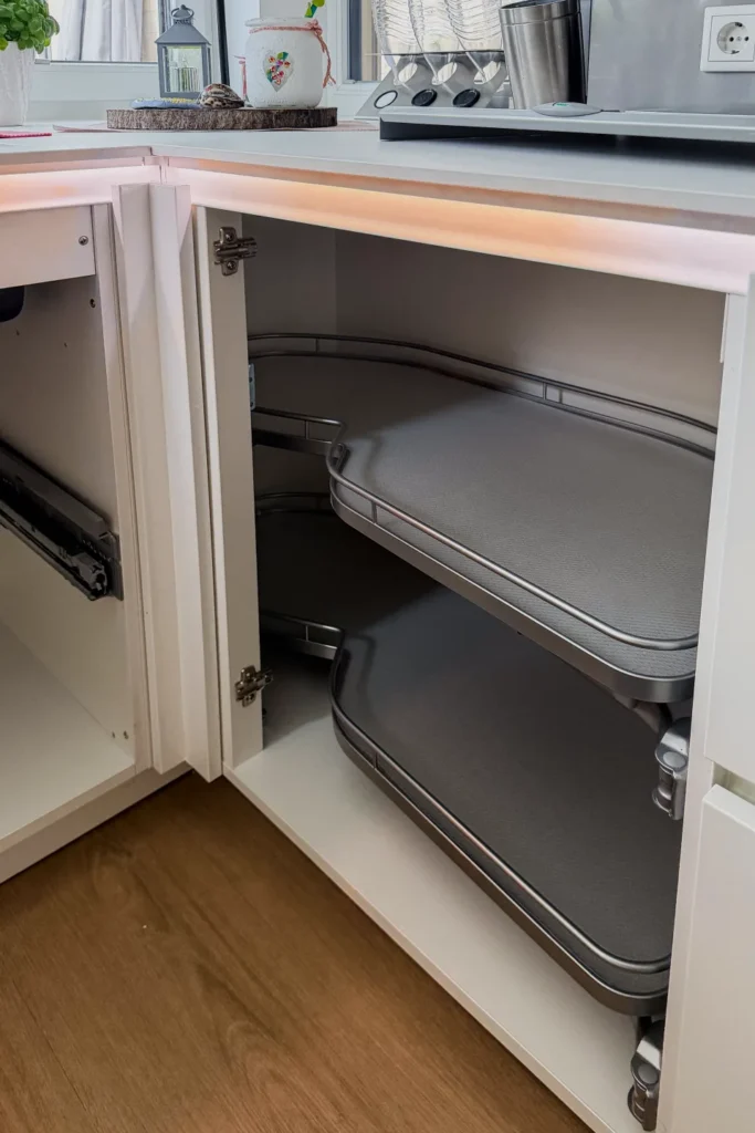 Innenliegender Küchen-Auszug mit zwei Ebenen und Metallkorb in einem Unterschrank