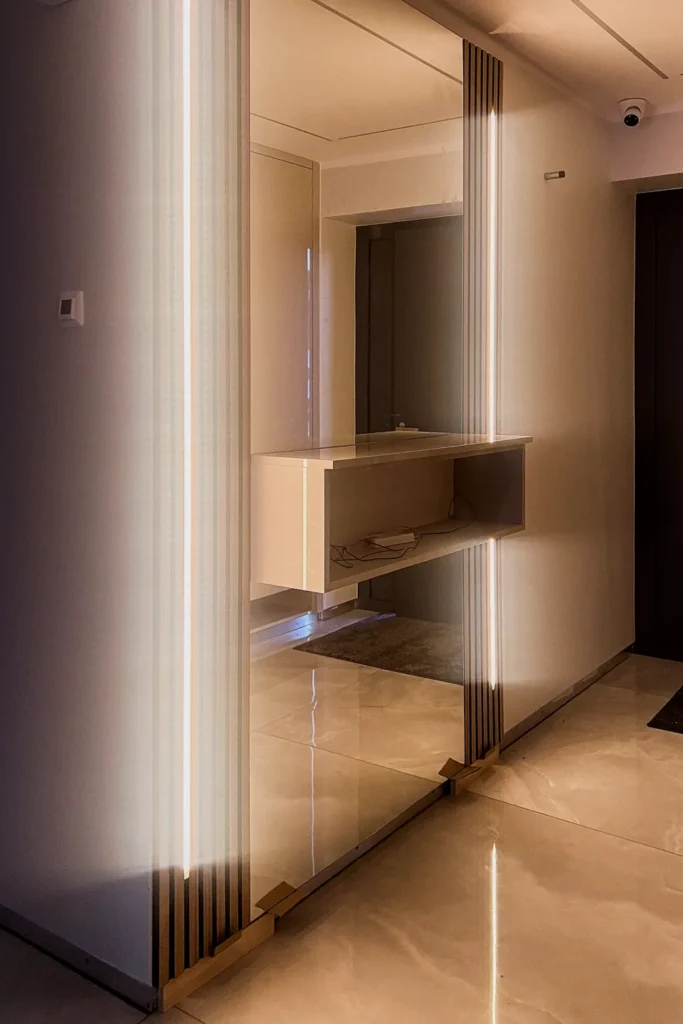 Einbauschrank mit geöffnetem Fach und Schublade in der Küche, mit sichtbaren Anschlusskabeln darunter.
