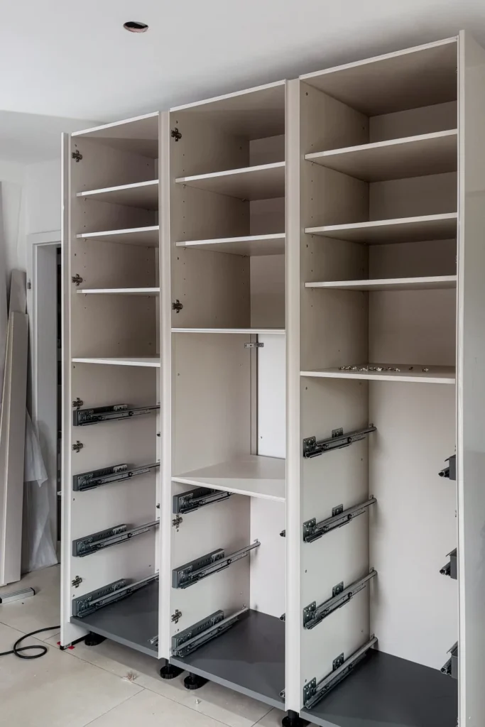 Offener Hochschrank mit Einlegeböden und Schubladenauszügen für die Küche
