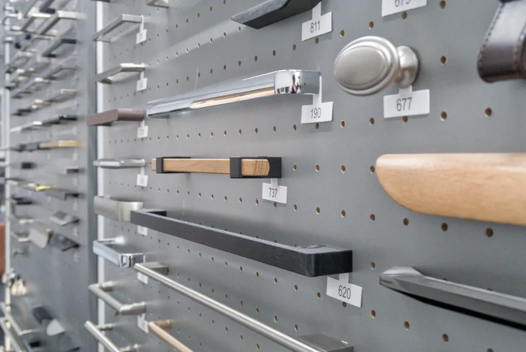 Lochwand-Küchenmöbel mit Regalen und Halterungen, beschriftete Schilder 811, 190, 737, 677, 620.