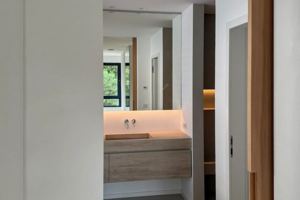 Waschtisch mit eingelassener Spüle, Schubladen und Spiegel, moderne Küchen-/Wohnraumgestaltung mit Holz-Elementen