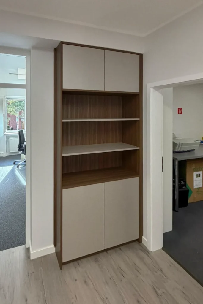 Einbauschrank mit offenen Fachböden und geschlossenen Schranktüren in einer Küchenzeile, Holz- und Weißoptik